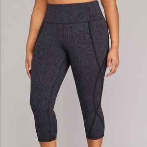 Lane Bryant LIVI Activewear Capri legging 26/28